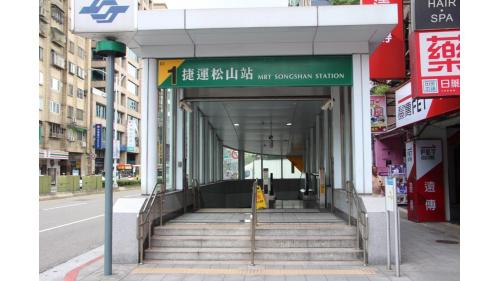 松山站為地上十七層，地下三層之共構車站，設置5處出入口。【圖/1號出口，饒河街觀光夜市(近八德路四段709巷)】
&nbsp;