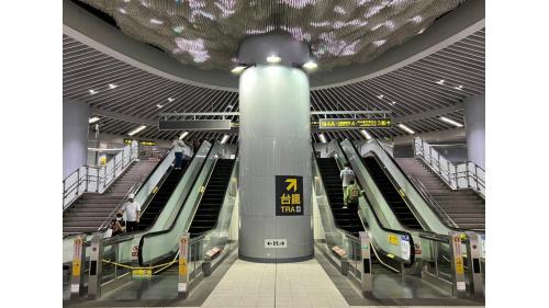 松山站為地上十七層，地下三層之共構車站，地下二樓為大廳層設車站大廳、詢問處、自動售票機、驗票閘門、洗手間。
&nbsp;