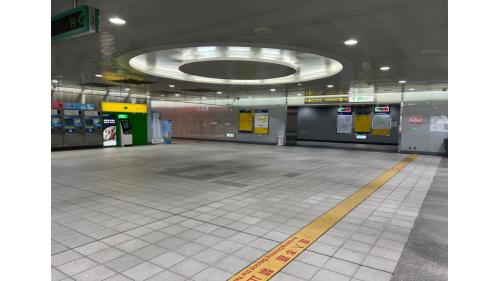 松山站為地上十七層，地下三層之共構車站，地下二樓為大廳層設車站大廳、詢問處、自動售票機、驗票閘門、洗手間。
&nbsp;