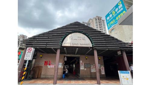 松山站位於八德路四段，啟用於2014年11月，是臺鐵縱貫線與台北捷運松山新店線交會之車站，車站附近設有松山國小、松山市場、饒河夜市及五分埔商圈。
&nbsp;