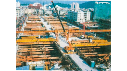 中和線長5.5公里，為初期路網第二條高運量之路線，路線貫穿中永和地區的精華地段，大幅縮短至台北市中心距離。中和線共設5座車站及1座機廠，於1992年6月15日動工，1998年12月24日通車營運，旅客可經由中和線轉乘至松山新店線及環狀線。【圖/南勢角場站施築】