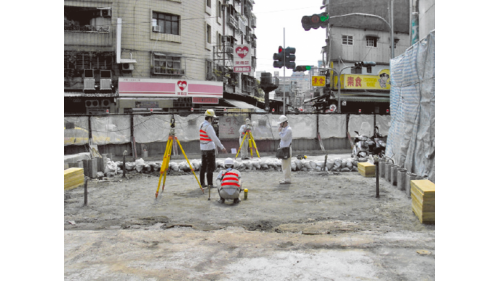&nbsp;蘆洲線長6.4公里，該工程因路幅狹窄，且須穿越中山高速公路，為兼顧安全及生態維護，國內首次引進低擾動之壓入沉箱工法，施築豎井式聯絡通道，以克服施工障礙，此工程榮獲中國工程師學會「優良工程獎」，深受各界肯定。蘆洲線沿途共設5座車站及1座機廠，於2010年12月4日動工，2010年11月3日全線通車。
【圖/沉箱位置放樣】
&nbsp;