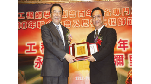 &nbsp;蘆洲線長6.4公里，該工程因路幅狹窄，且須穿越中山高速公路，為兼顧安全及生態維護，國內首次引進低擾動之壓入沉箱工法，施築豎井式聯絡通道，以克服施工障礙，此工程榮獲中國工程師學會「優良工程獎」，深受各界肯定。蘆洲線沿途共設5座車站及1座機廠，於2010年12月4日動工，2010年11月3日全線通車。
【圖/蘆洲線工程榮獲中國工程師學會「優良工程獎」】
&nbsp;