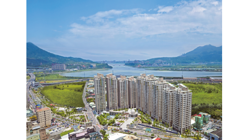 &nbsp;蘆洲線長6.4公里，該工程因路幅狹窄，且須穿越中山高速公路，為兼顧安全及生態維護，國內首次引進低擾動之壓入沉箱工法，施築豎井式聯絡通道，以克服施工障礙，此工程榮獲中國工程師學會「優良工程獎」，深受各界肯定。蘆洲線沿途共設5座車站及1座機廠，於2010年12月4日動工，2010年11月3日全線通車。
【圖/蘆洲站聯合開發大樓】
&nbsp;