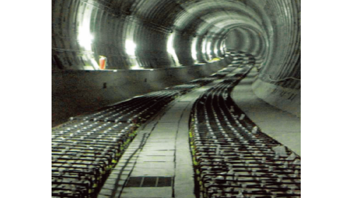 &nbsp;新莊線台北市段長約7公里，於2001年6月動工，2010年11月3日完成第一階段通車，2012年9月30日全線通車，沿線共設7座車站。台北市段工程因需避開地下四條潛盾隧道及一條共同管道隧道，需在有限的空間彎曲交錯，以避免造成完成後的隧道被破壞及沉陷等問題。【圖/東門站潛盾隧道】