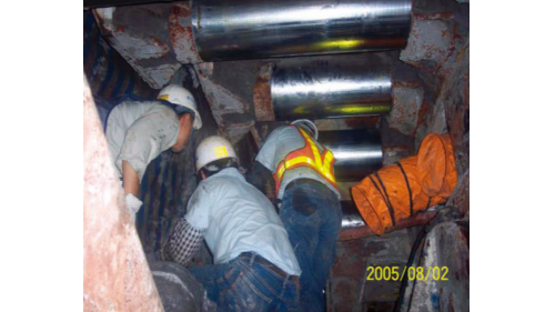 &nbsp;新莊線台北市段長約7公里，於2001年6月動工，2010年11月3日完成第一階段通車，2012年9月30日全線通車，沿線共設7座車站。台北市段工程因需避開地下四條潛盾隧道及一條共同管道隧道，需在有限的空間彎曲交錯，以避免造成完成後的隧道被破壞及沉陷等問題。【圖/潛盾施工穿越台鐵擋土壁】