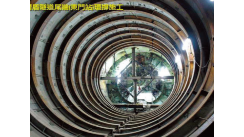 &nbsp;新莊線台北市段長約7公里，於2001年6月動工，2010年11月3日完成第一階段通車，2012年9月30日全線通車，沿線共設7座車站。台北市段工程因需避開地下四條潛盾隧道及一條共同管道隧道，需在有限的空間彎曲交錯，以避免造成完成後的隧道被破壞及沉陷等問題。【圖/潛盾隧道環撐施工】