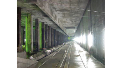 &nbsp;新莊線台北市段長約7公里，於2001年6月動工，2010年11月3日完成第一階段通車，2012年9月30日全線通車，沿線共設7座車站。台北市段工程因需避開地下四條潛盾隧道及一條共同管道隧道，需在有限的空間彎曲交錯，以避免造成完成後的隧道被破壞及沉陷等問題。【圖/軌床施作完成】