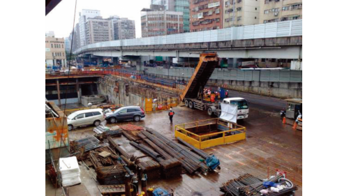&nbsp;新莊線台北市段長約7公里，於2001年6月動工，2010年11月3日完成第一階段通車，2012年9月30日全線通車，沿線共設7座車站。台北市段工程因需避開地下四條潛盾隧道及一條共同管道隧道，需在有限的空間彎曲交錯，以避免造成完成後的隧道被破壞及沉陷等問題。【圖/大橋頭站開挖】