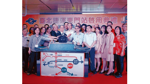 &nbsp;新莊線台北市段長約7公里，於2001年6月動工，2010年11月3日完成第一階段通車，2012年9月30日全線通車，沿線共設7座車站。台北市段工程因需避開地下四條潛盾隧道及一條共同管道隧道，需在有限的空間彎曲交錯，以避免造成完成後的隧道被破壞及沉陷等問題。【圖/東門站通車啟用2】