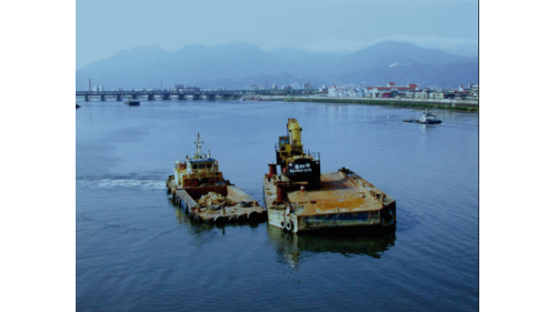 &nbsp;新莊線台北市段長約7公里，於2001年6月動工，2010年11月3日完成第一階段通車，2012年9月30日全線通車，沿線共設7座車站。台北市段工程因需避開地下四條潛盾隧道及一條共同管道隧道，需在有限的空間彎曲交錯，以避免造成完成後的隧道被破壞及沉陷等問題。【圖/淡水河河床保護施作】