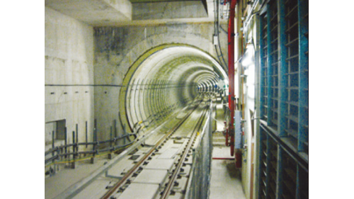 &nbsp;新莊線台北市段長約7公里，於2001年6月動工，2010年11月3日完成第一階段通車，2012年9月30日全線通車，沿線共設7座車站。台北市段工程因需避開地下四條潛盾隧道及一條共同管道隧道，需在有限的空間彎曲交錯，以避免造成完成後的隧道被破壞及沉陷等問題。【圖/道岔完成】