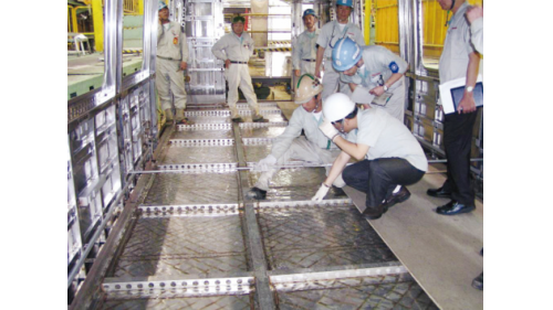 &nbsp;新莊線台北市段長約7公里，於2001年6月動工，2010年11月3日完成第一階段通車，2012年9月30日全線通車，沿線共設7座車站。台北市段工程因需避開地下四條潛盾隧道及一條共同管道隧道，需在有限的空間彎曲交錯，以避免造成完成後的隧道被破壞及沉陷等問題。【圖/車體首件產品檢測】