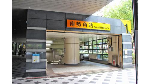 &nbsp;南勢角站為地下四層車站，設有4處出入口。1號出口旁，設有身心障礙者庇護工場「快樂小舖」，由身障店員販售二手衣物與生活用品。無障礙電梯位於3號出口，聯合開發大樓位於4號出口。【圖/1號出口，南山路】