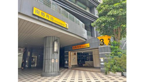 南勢角站為地下四層車站，設有4處出入口。1號出口旁，設有身心障礙者庇護工場「快樂小舖」，由身障店員販售二手衣物與生活用品。無障礙電梯位於3號出口，聯合開發大樓位於4號出口。【圖/3號出口，捷運路】