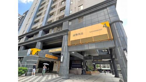 &nbsp;南勢角站為地下四層車站，設有4處出入口。1號出口旁，設有身心障礙者庇護工場「快樂小舖」，由身障店員販售二手衣物與生活用品。無障礙電梯位於3號出口，聯合開發大樓位於4號出口。【圖/4號出口，興南路一段】
