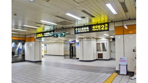 &nbsp;南勢角站為地下四層車站，設有4處出入口，地下三樓為大廳層;地下四樓為月台層，設有一座島式月台及半高式月台門。大廳層設有車站大廳、詢問處、自動售票機、驗票閘門洗手間（付費區內）。