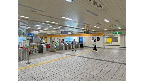 南勢角站為地下四層車站，設有4處出入口，地下三樓為大廳層;地下四樓為月台層，設有一座島式月台及半高式月台門。大廳層設有車站大廳、詢問處、自動售票機、驗票閘門洗手間（付費區內）。