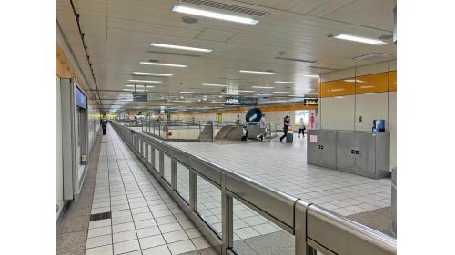 &nbsp;南勢角站為地下四層車站，設有4處出入口，地下三樓為大廳層 。