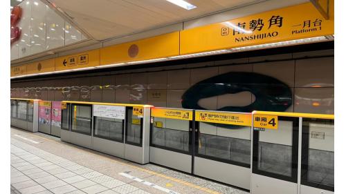 &nbsp;南勢角站為地下四層車站，設有4處出入口，地下三樓為大廳層；地下四樓為月台層，設有一座島式月台及半高式月台門。本站為中和新蘆線之端點車站。第一、二月台均為往迴龍/蘆洲方向。【圖/一月台，往蘆洲/廻龍方向】