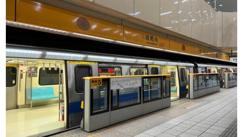 &nbsp;南勢角站為地下四層車站，設有4處出入口，地下三樓為大廳層；地下四樓為月台層，設有一座島式月台及半高式月台門。本站為中和新蘆線之端點車站。第一、二月台均為往迴龍/蘆洲方向。【圖/二月台，往蘆洲/廻龍方向】