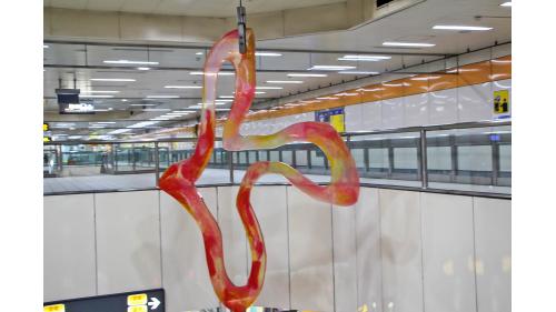 &nbsp;南勢角站為地下四層車站，設有4處出入口，地下三樓為大廳層；地下四樓為月台層，在月台層及穿堂間皆設有名為《青春美樂地》之公共藝術作品。