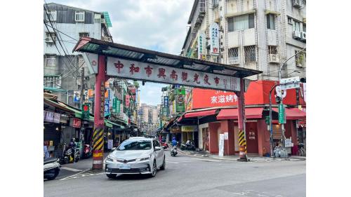 &nbsp;南勢角站為地下四層車站，設有4處出入口，地下三樓為大廳層；地下四樓為月台層，在月台層及穿堂間皆設有車站附近有興南國小、中和國中、南洋觀光美食街與興南夜市，吸引許多遊客前來逛街。
