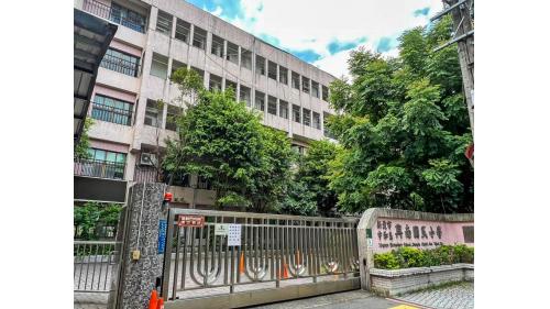 &nbsp;南勢角站為地下四層車站，設有4處出入口，地下三樓為大廳層；地下四樓為月台層，在月台層及穿堂間皆設有車站附近有興南國小、中和國中、南洋觀光美食街與興南夜市，吸引許多遊客前來逛街。