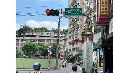 &nbsp;南勢角站為地下四層車站，設有4處出入口，地下三樓為大廳層；地下四樓為月台層，在月台層及穿堂間皆設有車站附近有興南國小、中和國中、南洋觀光美食街與興南夜市，吸引許多遊客前來逛街。