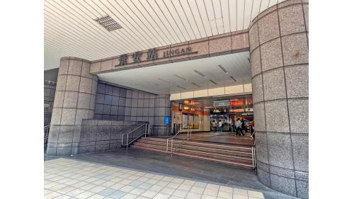 &nbsp;景安站為為地上及地下各六層之車站，設有1處出入口，一樓為中和新蘆線大廳層。【圖/出入口，於景安路，出口設有捷運共構住宅大樓，本站僅有一出入口】。