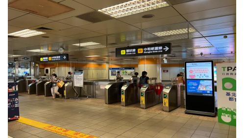&nbsp;中和新蘆線景安站位於景平路，於1998年12月啟用。景安站為地上及地下各六層之車站，地上三樓為連通層，地上五樓為環狀線大廳層及月台層，地上六樓為天橋層。