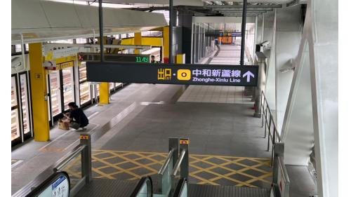 &nbsp;中和新蘆線景安站位於景平路，於1998年12月啟用。景安站為地上及地下各六層之車站，地上三樓為連通層，地上五樓為環狀線大廳層及月台層，地上六樓為天橋層。