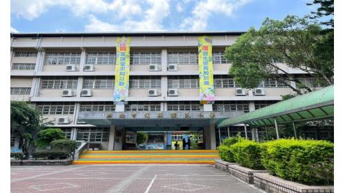 &nbsp;景安站位於景平路，於1998年12月啟用，站體為台北捷運路網中垂直轉乘差距最高的車站，車站附近有復興國小及中和四面佛。