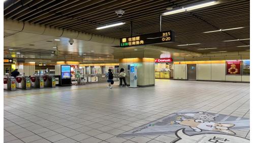 &nbsp;永安市場站位於中和路，於1998年12月啟用，站體與集合式住宅共構為地下四層車站，設有1處出入口，地下二樓為大廳層及上層月台層，地下四樓為下層月台層，為兩側式月台平行重疊，並設有半高式月台門。