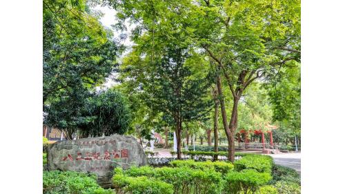 &nbsp;永安市場站位於中和路，於1998年12月啟用，站體與集合式住宅共構，車站附近有永安市場、八二三紀念公園及國立臺灣圖書館。【圖/八二三紀念公園】