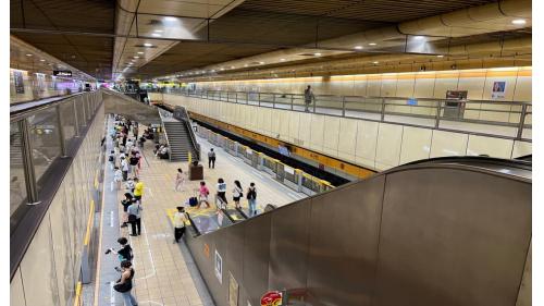 &nbsp;頂溪站位於永和路，於1998年12月啟用，為地下二層車站，設有2處出入口，地下一樓為大廳層，地下二樓為月台層，設有一座島式月台及半高式月台門。【一月台往迴龍/蘆洲方向、二月台往南勢角方向】