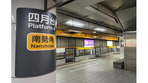 &nbsp;古亭站為地下三層車站，地下二樓為第一、二月台，一月台往松山方向、二月台往迴龍／蘆洲方向。地下三樓為第三、四月台，三月台往新店方向、四月台往南勢角方向。兩層月台上下平行重疊，均採島式月台，並設有半高式月台門。 【圖／地下三樓四月台，往南勢角方向】