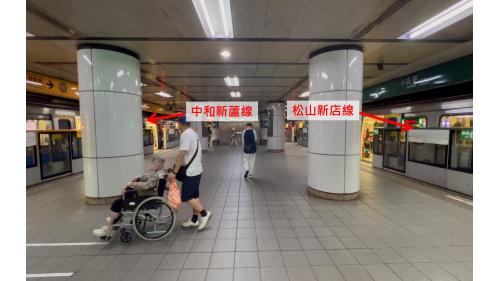 &nbsp;中和新蘆線欲轉乘松山新店線的旅客，可在該站同月台平行轉乘。