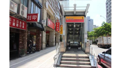 &nbsp;東門站為地下四層車站，設有8處出入口，無障礙電梯位於出口1、8。【圖/1號出口，信義路、臨沂街口】
