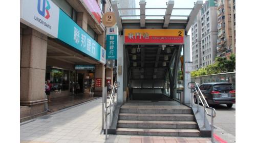 &nbsp;東門站為地下四層車站，設有8處出入口，無障礙電梯位於出口1、8。【圖/二號出口，東門市場】