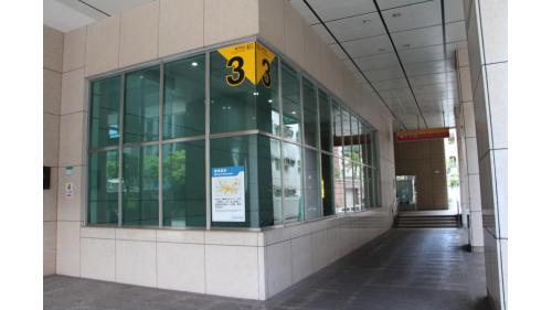 &nbsp;東門站為地下四層車站，設有8處出入口，無障礙電梯位於出口1、8。【圖/3號出口，金山南路二段(信義路二段114巷口)】