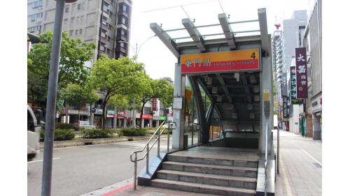 &nbsp;東門站為地下四層車站，設有8處出入口，無障礙電梯位於出口1、8。【圖/4號出口，麗水街】