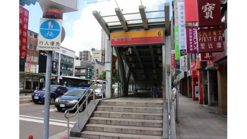 &nbsp;東門站為地下四層車站，設有8處出入口，無障礙電梯位於出口1、8。【圖/6號出口，連雲街、信義路街口】