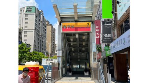 &nbsp;東門站為地下四層車站，設有8處出入口，無障礙電梯位於出口1、8。【圖/7號出口，連雲街，信義路181巷口】
