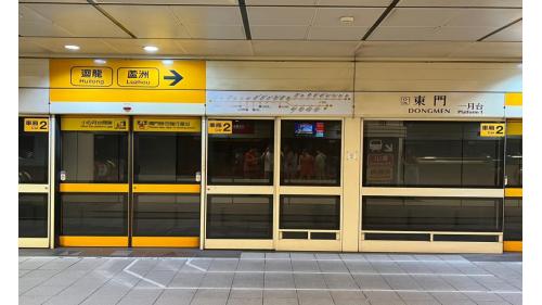 &nbsp;東門站為地下四層車站，設有8處出入口，地下一樓為大廳層，地下二樓為上層月台層，地下四樓為下層月台層，採島式疊式月台設計，並設有全高式月台門。【圖/地下二樓第一月台，往廻龍/蘆洲方向】
