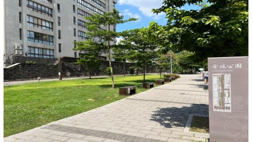 &nbsp;東門站為淡水信義線之轉乘站，位於信義路二段，中和新蘆線編號為O06，於2012年9月啟用，淡水信義線編號為R07，於2013年11月啟用，車站附近有東門市場、金杭公園、金華國小等。