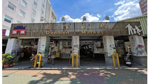 &nbsp;東門站為淡水信義線之轉乘站，位於信義路二段，中和新蘆線編號為O06，於2012年9月啟用，淡水信義線編號為R07，於2013年11月啟用，車站附近有東門市場、金杭公園、金華國小等。