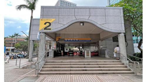 &nbsp;忠孝新生站為板南線之轉乘站，副站名為台北科大，位於新生南路一段，為地下三層車站，設有7處出入口。無障礙電梯位於出口2、3、6；其中出口5與聯合開發大樓共構。