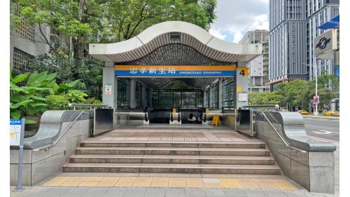 &nbsp;忠孝新生站為板南線之轉乘站，副站名為台北科大，位於新生南路一段，為地下三層車站，設有7處出入口。無障礙電梯位於出口2、3、6；其中出口5與聯合開發大樓共構。