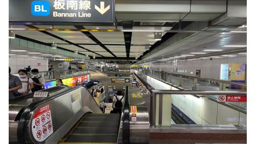&nbsp;忠孝新生站為板南線之轉乘站，副站名為台北科大，位於新生南路一段，為地下三層車站，地下一樓為大廳層，設有車站大廳、詢問處、自動售票機、驗票閘門、洗手間（站體南側付費區外）。
